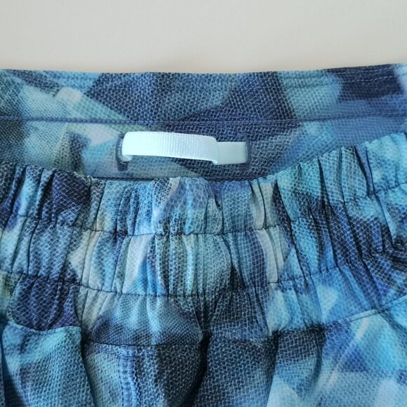NWT LULULEMON CTSW/BLGW Blue Multi LTWT Low Rise Hotty Hot 4" Lined Shorts 4 - Picture 5 of 8